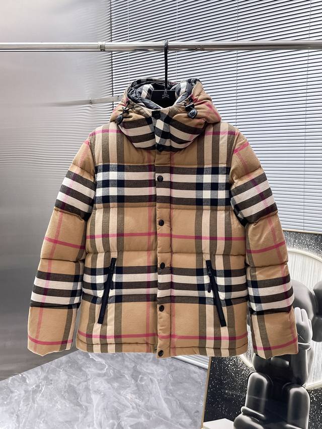 巴宝莉 Burberry 2025秋冬新款连帽羽绒服外套，一衣两穿，可拆马甲，爆款来袭，高版本。内充90绒，蓬松又保暖，品相超级好。进口防风防雨面料，软糯亲肤，