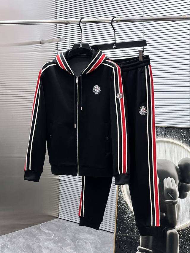 蒙口 2025Ss新品Logo运动休闲拉链外套卫裤套装、定制原版专属面料，面料舒适透气,松紧腰头,双侧插口袋设计！一款日常穿着，兼备多功能休闲裤走了潮范路线全线
