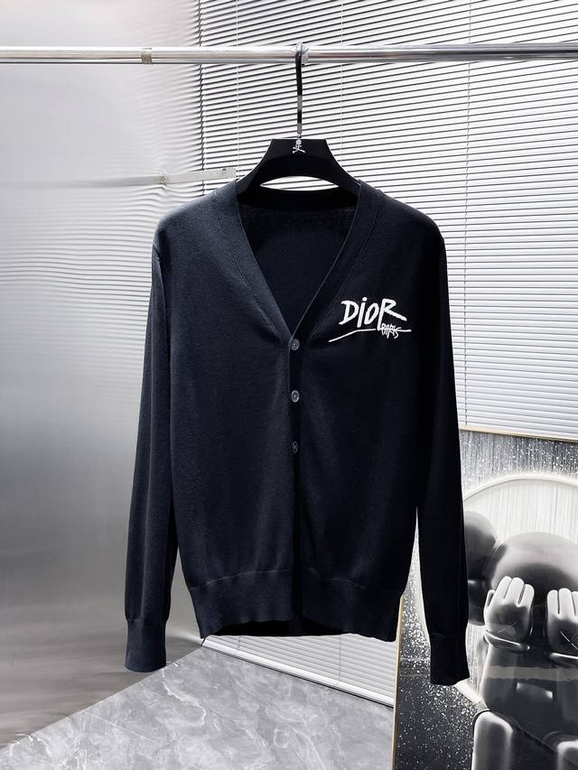 迪奥 Dior 秋冬新款 羊毛混纺 开衫 长袖 毛衣 羊毛衫 打底衫，高端版本！专柜定制面料 透气舒适度高，细节无可挑剔，品牌元素设计理念，体现高品质。手感细腻