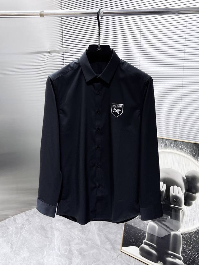 始祖鸟 2025Ss新款长袖 衬衫 衬衣，高端版本！专柜定制面料 透气舒适度高，细节无可挑剔，品牌元素设计理念，体现高品质。手感细腻柔软！呈现休闲裁剪，上身版型