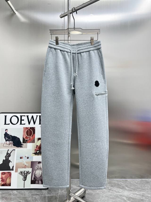 蒙口 Moncler 2025Ss秋冬新款 男士休闲裤 长裤，高端版本！专柜定制面料 透气舒适度高，细节无可挑剔，品牌元素设计理念，体现高品质。手感细腻柔软！呈