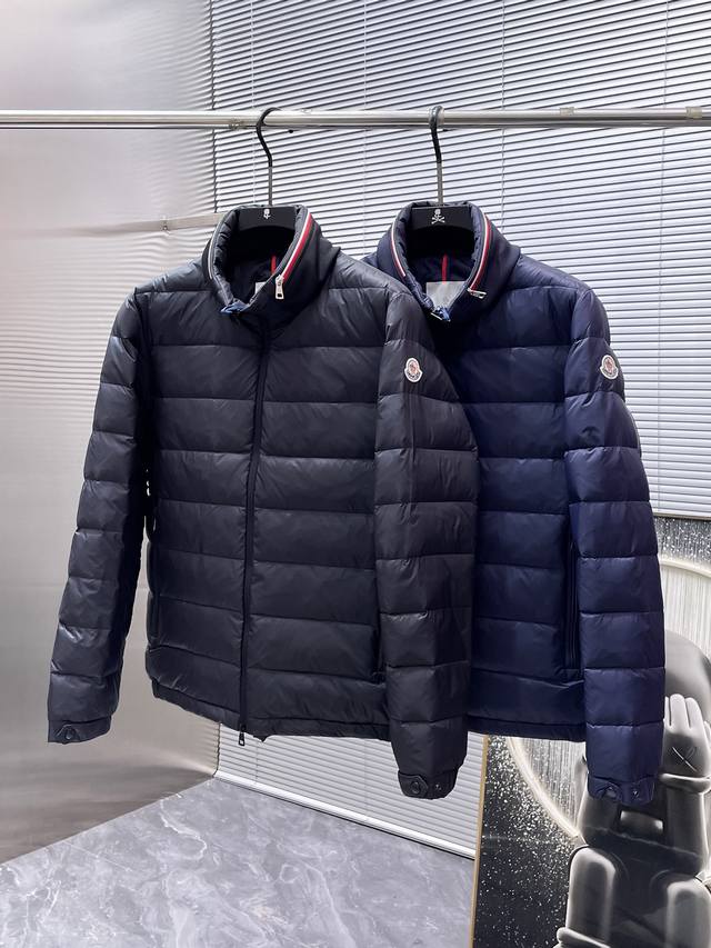蒙口 Moncler 2025秋冬新款立领羽绒服外套，爆款来袭，高版本。内充90绒，蓬松又保暖，品相超级好。进口防风防雨面料，软糯亲肤，抗皱不沾灰，立挺有型，时