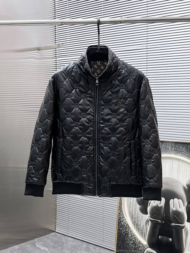 路易威登 Lv 2025冬季新款 羽绒服 外套，高端版本！专柜定制面料 透气舒适度高，细节无可挑剔，品牌元素设计理念，体现高品质。手感细腻柔软！呈现休闲裁剪，上