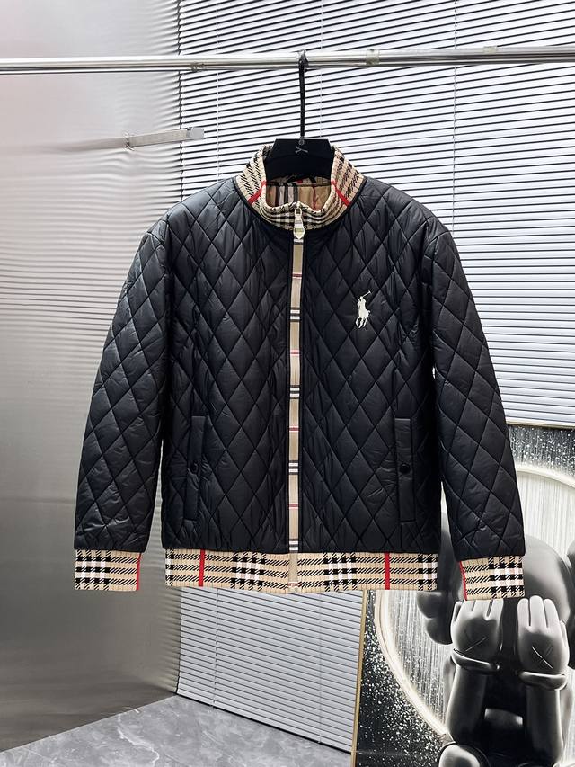 保罗 2025冬季新款 羽绒服 外套，高端版本！专柜定制面料 透气舒适度高，细节无可挑剔，品牌元素设计理念，体现高品质。手感细腻柔软！呈现休闲裁剪，上身版型超赞