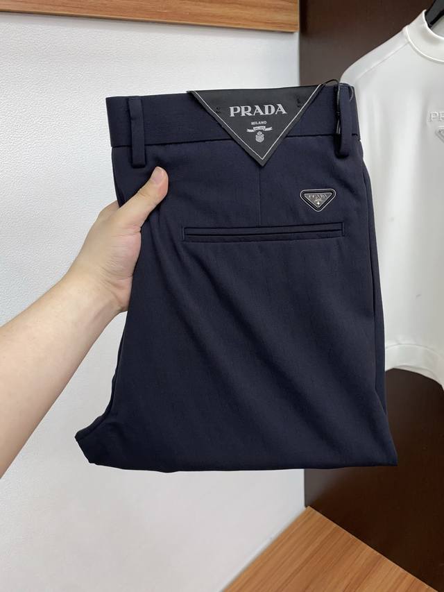 普拉达 2026Ss 春夏 新品 原单男士西装休闲裤 每季必出的类型，无需质疑的热卖王牌单品，符合四季最佳的搭配色号 整体的风格延续了Slp的基调，通体融入了多