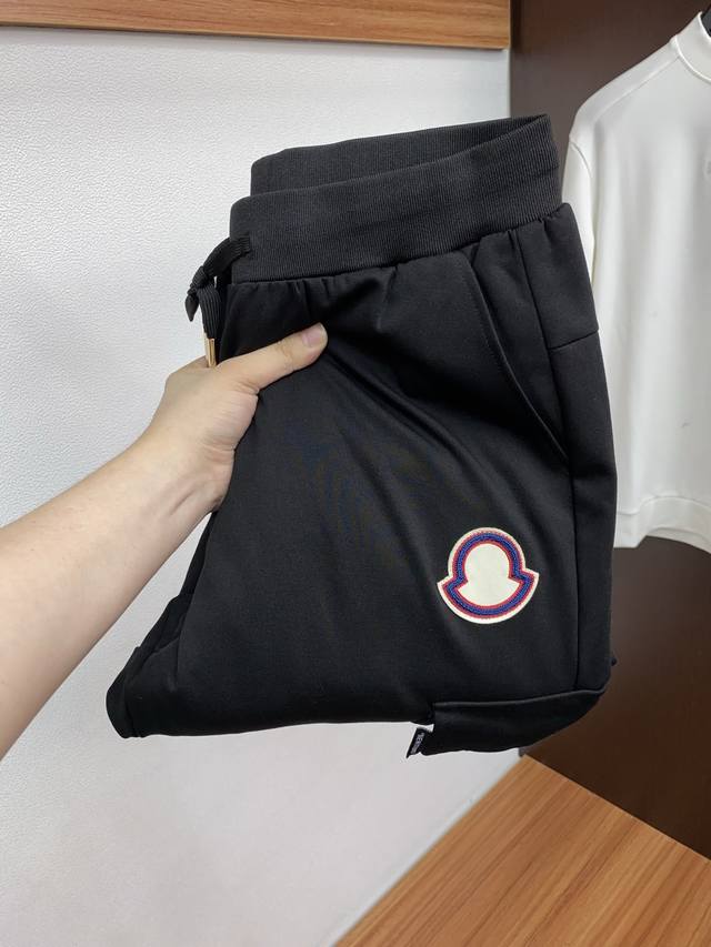 蒙口 冬季保暖神器 男士羽绒裤 超有型 定制白鸭绒防钻绒面料、蓬松度极好，填充物饱满，轻便不压身，时尚简约，防风保暖设计。原版面料，保暖有型、御寒保暖、处处细节