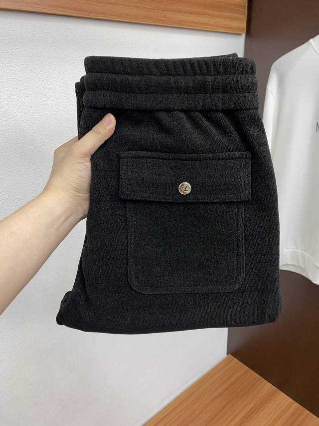 杰尼亚 2025 秋冬定制纯棉加厚加绒休闲裤 干净利落剪裁，都市风十足 采用精纺面料手感软糯干爽，上身效果挺括有型。五金精致，静版设计非常好看如此众多的顶级原料