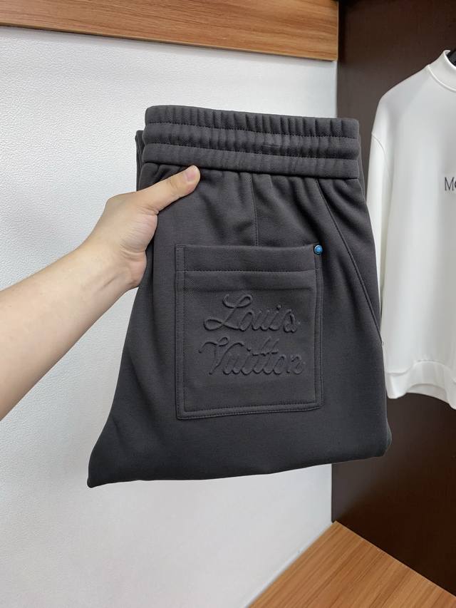 Lv路易威登 2025 秋冬定制纯棉加厚加绒休闲裤 干净利落剪裁，都市风十足 采用精纺面料手感软糯干爽，上身效果挺括有型。五金精致，静版设计非常好看如此众多的顶