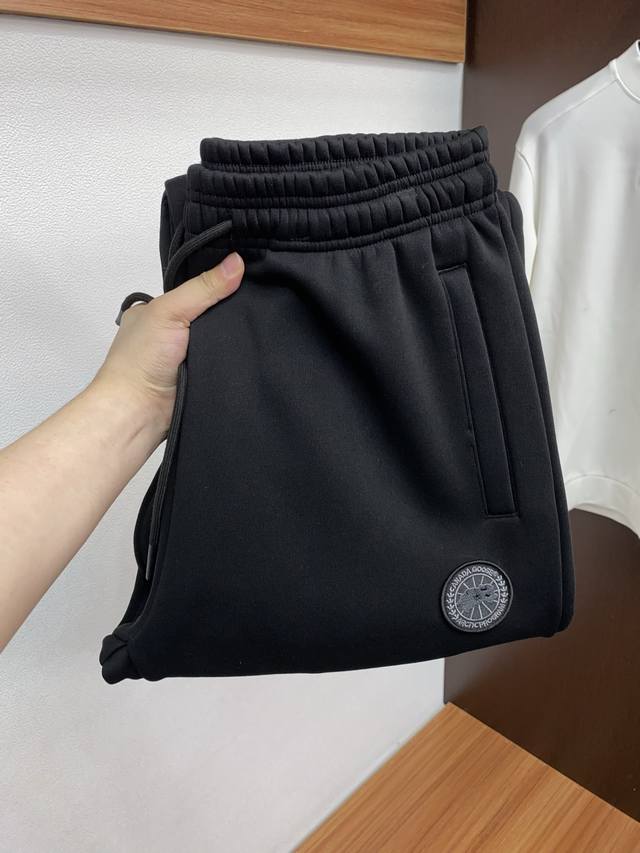 大鹅 25S秋冬男新款工艺休闲裤.定制纯棉加绒裤！经典！！！高端纯棉复合高级不倒绒面料打造.贴身质地柔软又不失筋骨.后侧口袋处饰有经典的标志性徽标.高工艺拼接设