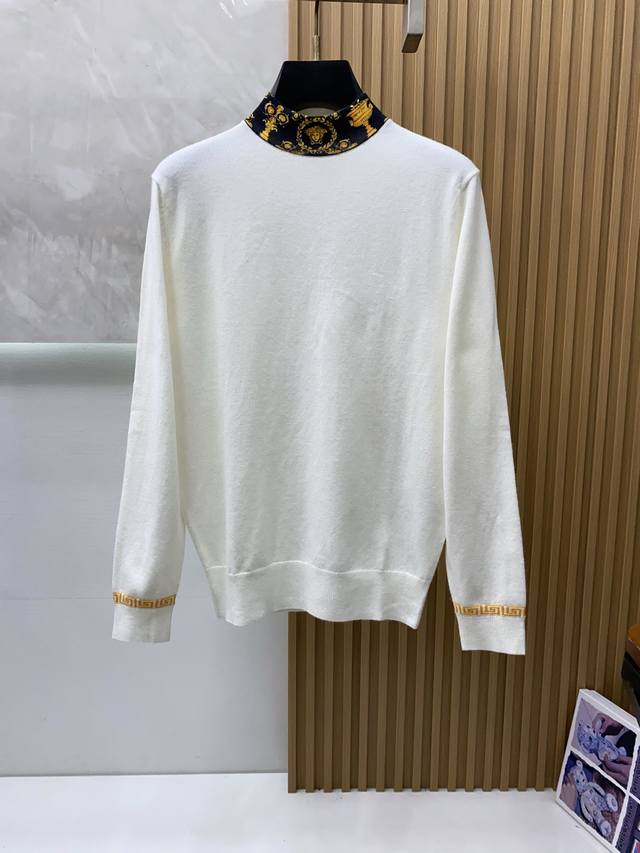 范思哲 秋冬新款 专柜同步 时尚经典基础款提花拼色针织 秋冬必备款 采用羊毛混纺针织衫加厚毛衣，精致简洁大方Logo点缀设计 没有过多复杂的工艺 玩的就是设计与