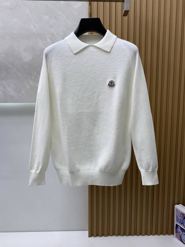 蒙口 重磅推荐！秋冬新款 专柜同步 时尚经典商务翻领休闲针织毛衣 秋冬必备款 采用羊毛混纺针织衫加厚毛衣，精致简洁大方Logo点缀设计 没有过多复杂的工艺 玩的