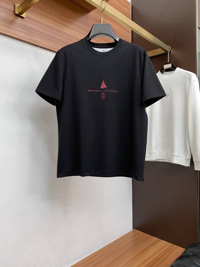 Bc 26Ss早春短袖T恤甄选软糯亲肤的全棉面料制成，标准版圆领短袖裁剪，更适合日常穿着。简约不失设计感Logo巧妙结合，适合打造休闲率性的现代都市感造型。 简