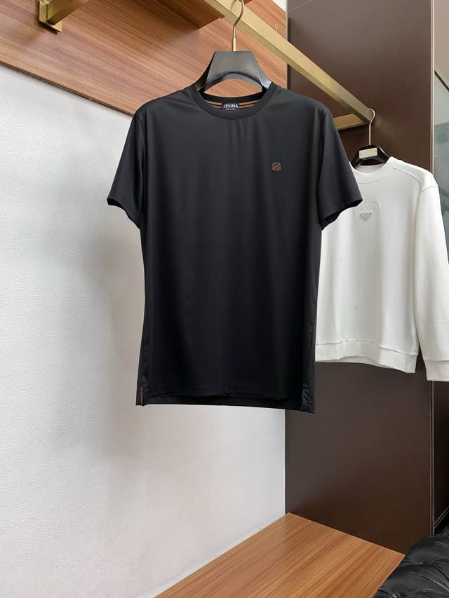 杰尼亚 26Ss早春短袖T恤甄选软糯亲肤100支丝光棉面料制成，标准版圆领短袖裁剪，更适合日常穿着。简约不失设计感Logo巧妙结合，适合打造休闲率性的现代都市感