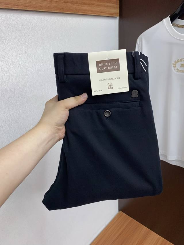 Bc 25年新款休闲西裤 干净利落剪裁，都市风十足 采用精纺面料手感软糯干爽，上身效果挺括有型。五金精致，商务休闲非常好看如此众多的顶级原料，打造出价值感无与伦