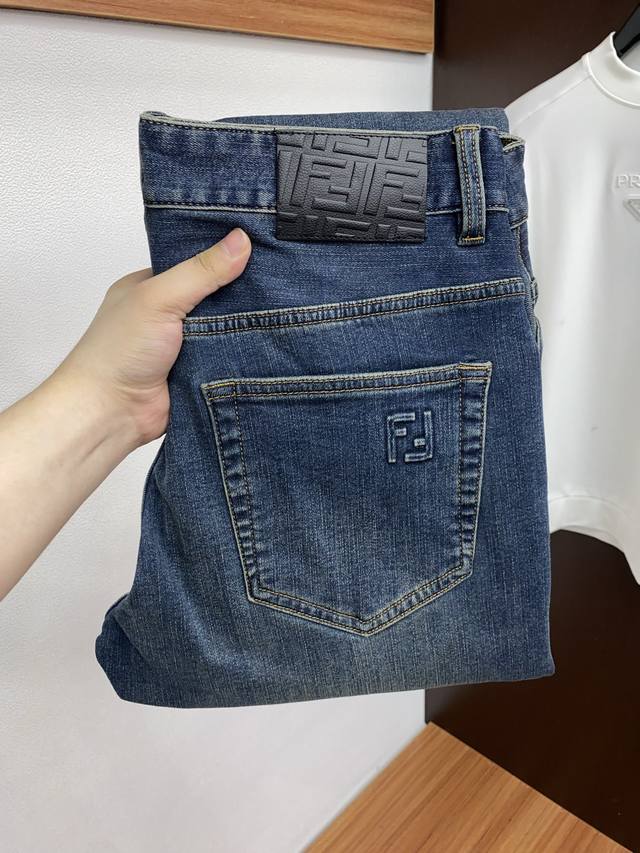 芬迪 2025Ss秋冬 新品 原单男士修身牛仔休闲裤 纯血统品 G柜7000+ 每季必出的类型，无需质疑的热卖王牌单品，符合四季最佳的搭配色号 整体的风格延续了