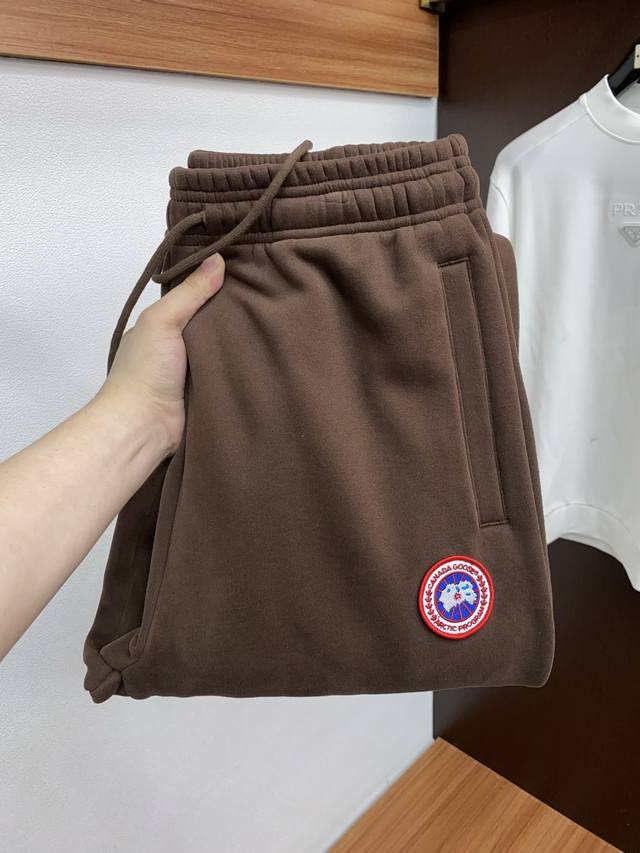 大鹅 25S秋冬男新款工艺休闲裤.定制纯棉加绒裤！经典！！！高端纯棉复合高级不倒绒面料打造.贴身质地柔软又不失筋骨.后侧口袋处饰有经典的标志性徽标.高工艺拼接设