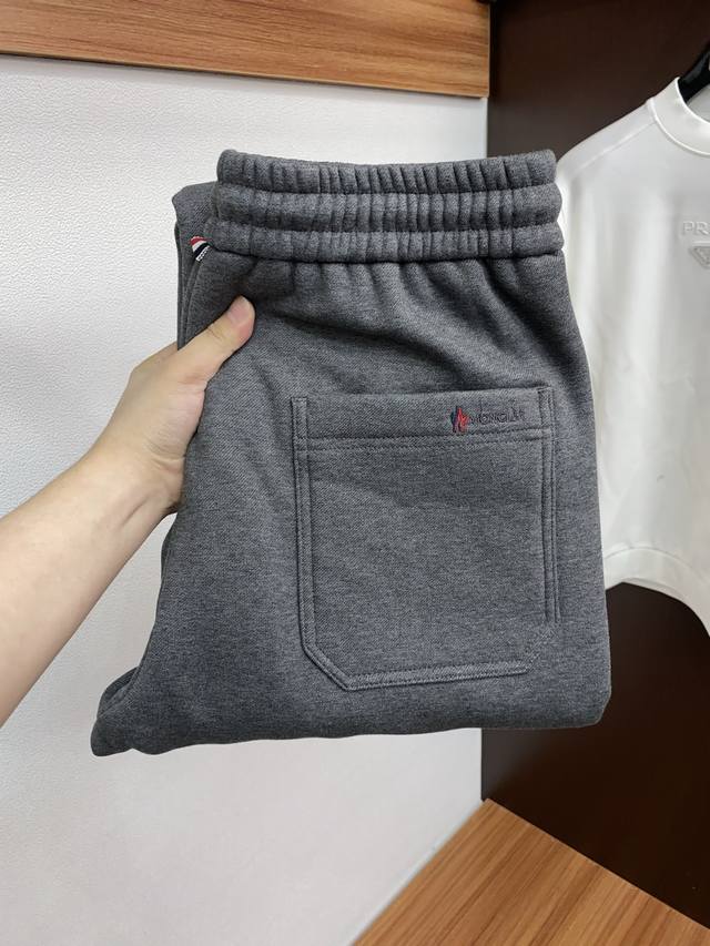 蒙口 2025 秋冬定制纯棉加绒休闲裤 干净利落剪裁，都市风十足 采用精纺面料手感软糯干爽，上身效果挺括有型。五金精致，静版设计非常好看如此众多的顶级原料，打造