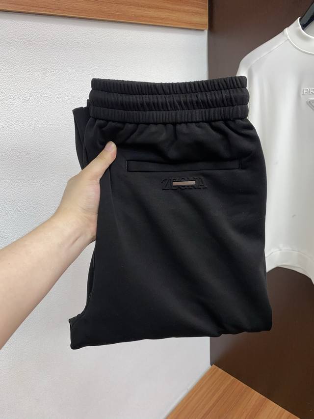 杰尼亚 秋冬新款休闲裤，老钱风格强势上新，新款不断！！！高级纯棉面料，寒冬保暖神器，男士休闲长裤，整体蓬松柔软，非常显质感与款型感，着身更是无比舒适，不易起球挺