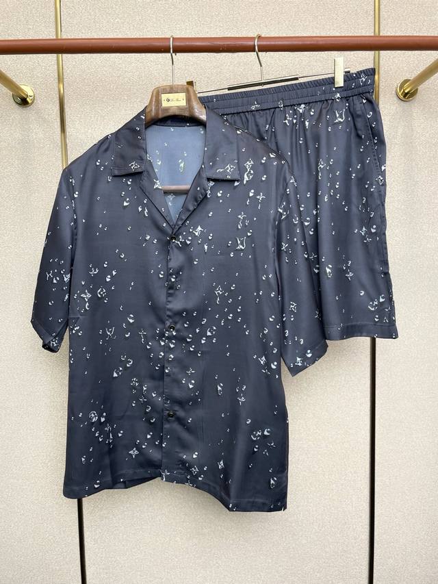 短袖p 、短裤p250。Louis Vuitton路易威登独家专供春夏新款专柜同款蚕丝套装，透气舒适休闲！高级感满满！细节精致高档，做工无可挑剔！原版高端面料很