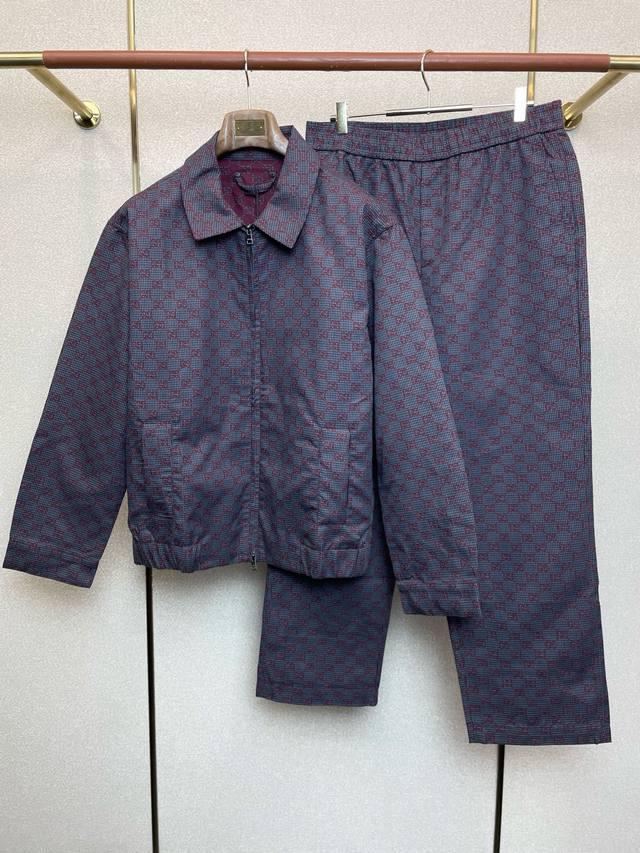 夹克p 、裤子p320。Gucci古驰独家专供新款专柜同款套装，拼色拉链立领飞行员夹克套装。透气舒适休闲！高级感满满！细节精致高档，做工无可挑剔！原版高端面料很