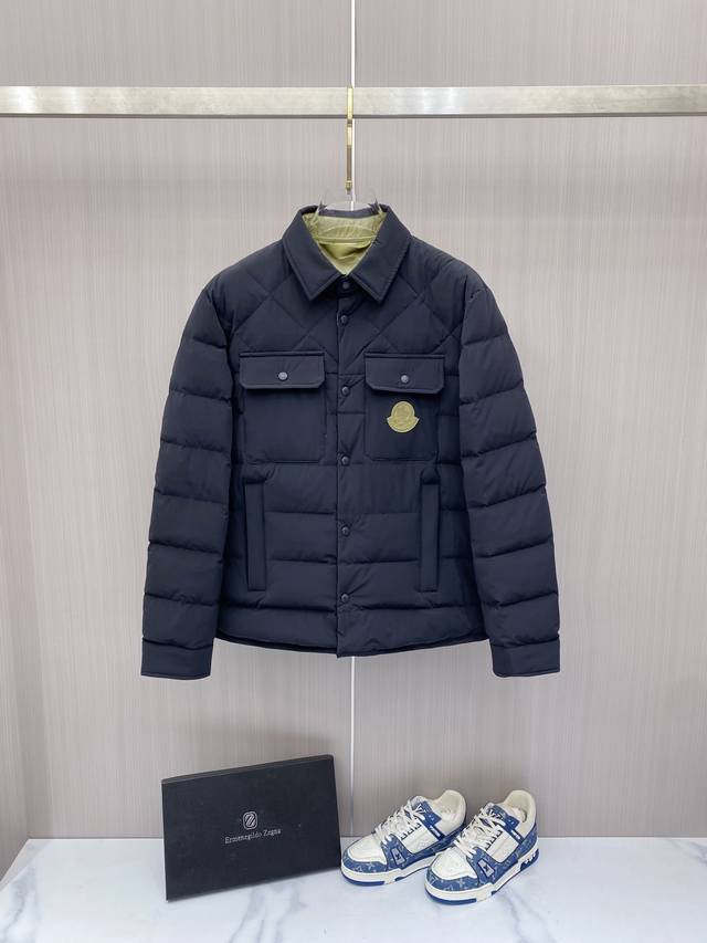 Moncler 蒙口2025冬季新款时尚简约品牌字母绣标多口袋翻领羽绒服外套 海外贸易公司品控，精品稀出，限量发售。 这款翻领羽绒服外套，简约干净的设计，上身时