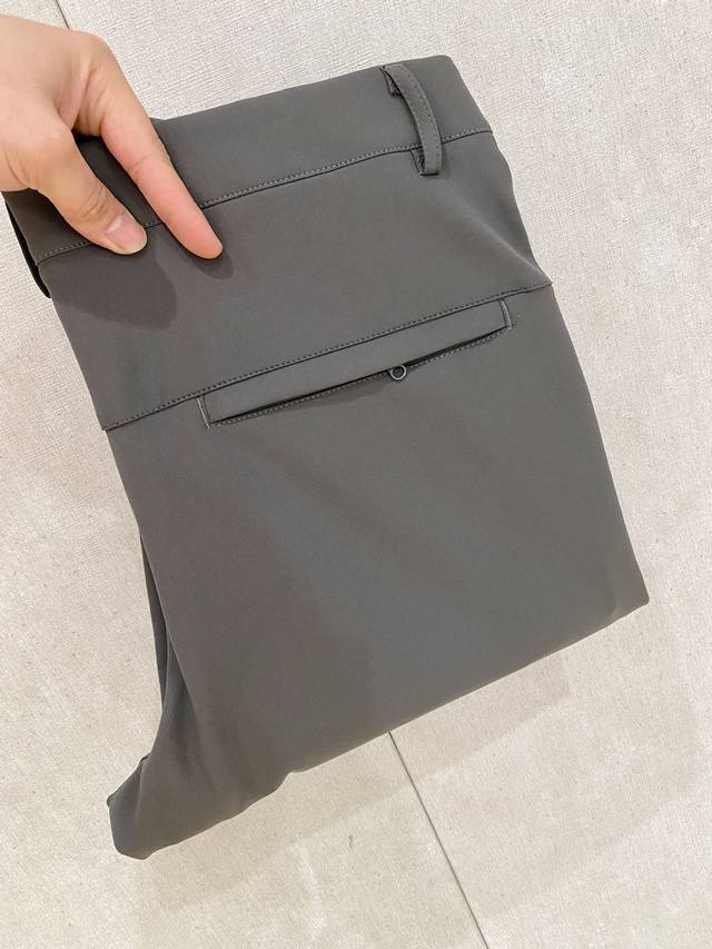 始祖鸟高版本新款裤子 刺绣 新款休闲裤卫裤，裤身上刺绣标志性品牌标识，客供定制品牌刻印五金配件，彰显品牌格调，100%进口面料精心打造，柔软舒适透气，时尚休闲单