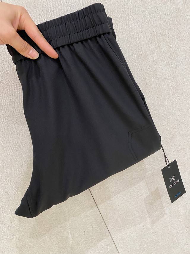 始祖鸟高版本新款裤子 刺绣 新款休闲裤卫裤，裤身上刺绣标志性品牌标识，客供定制品牌刻印五金配件，彰显品牌格调，100%进口面料精心打造，柔软舒适透气，时尚休闲单