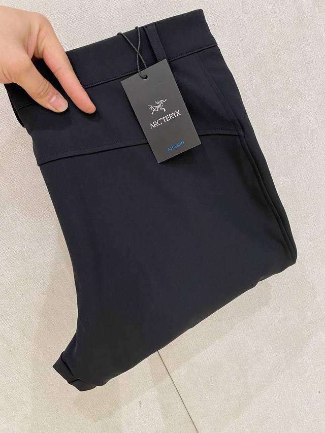 始祖鸟高版本新款裤子 刺绣 新款休闲裤卫裤，裤身上刺绣标志性品牌标识，客供定制品牌刻印五金配件，彰显品牌格调，100%进口面料精心打造，柔软舒适透气，时尚休闲单