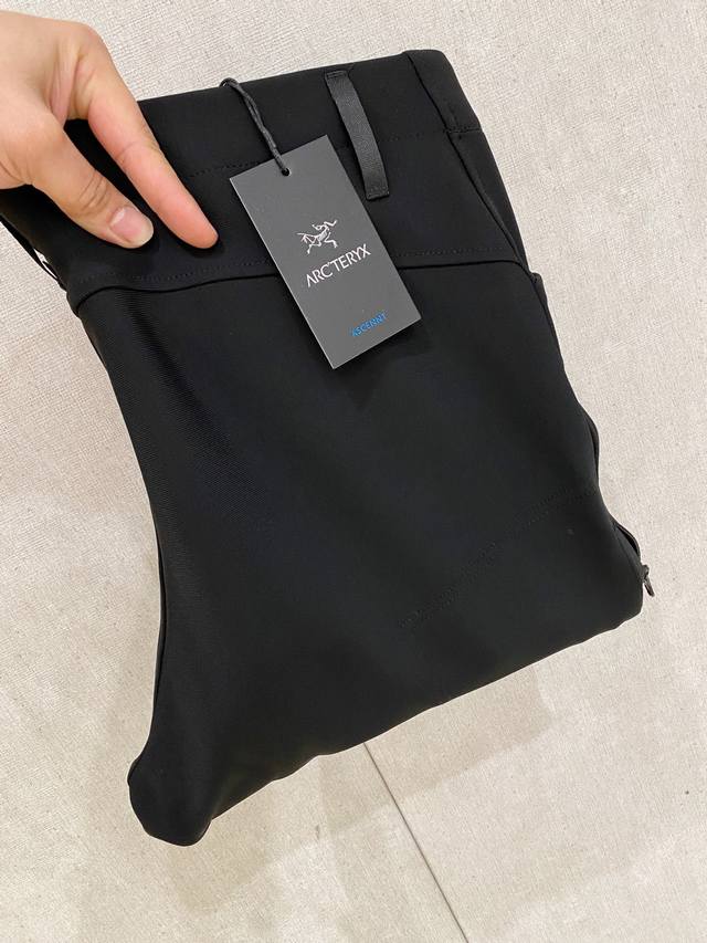 始祖鸟高版本新款裤子 刺绣 新款休闲裤卫裤，裤身上刺绣标志性品牌标识，客供定制品牌刻印五金配件，彰显品牌格调，100%进口面料精心打造，柔软舒适透气，时尚休闲单