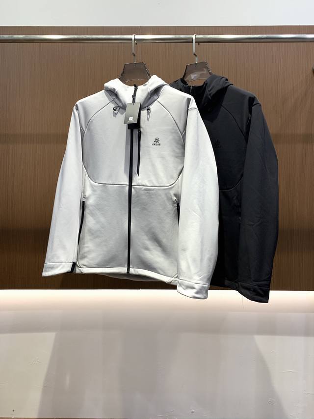 凯乐石25Ss早秋 新品 秋冬专柜新款休闲外套！超前卫设计风格 细腻舒适 穿着非常轻便不易起皱。多重重工艺 整体的设计颇具视觉感，上身休闲有型，有一定的挺括度，