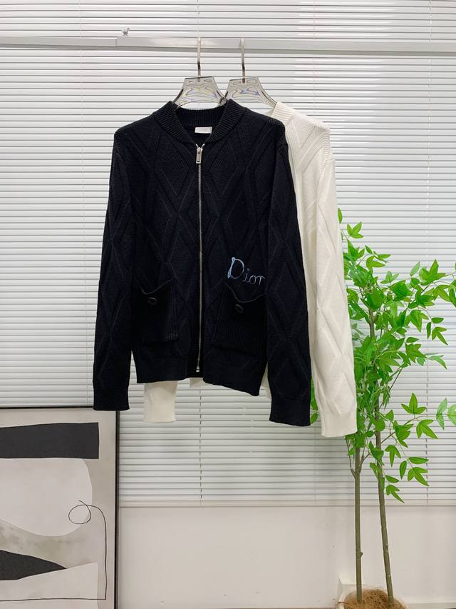 迪奥款黑色菱格羊毛外套经典棒球领+拉链设计，休闲又时髦颜色：黑色.白色.码数：M-3Xl 175 140斤建议L