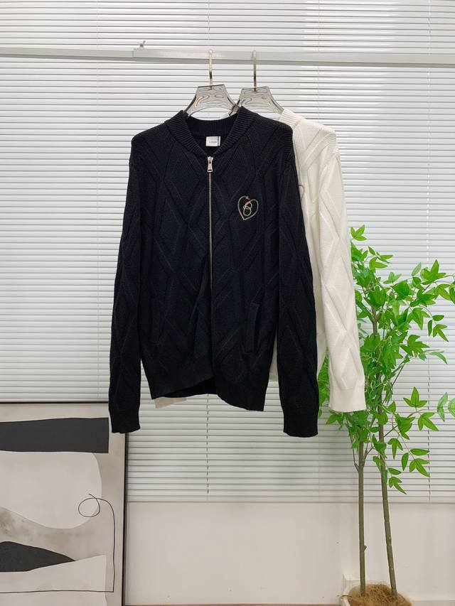 S巴宝莉款黑色菱格羊毛外套经典棒球领+拉链设计，休闲又时髦颜色：黑色.白色.码数：M-3Xl 175 140斤建议L