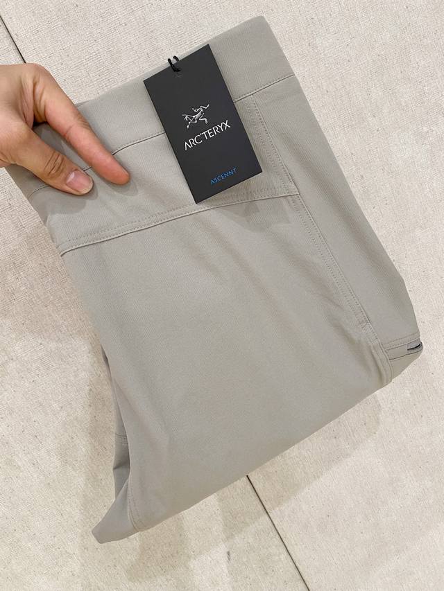 始祖鸟高版本新款裤子 刺绣 新款休闲裤卫裤，裤身上刺绣标志性品牌标识，客供定制品牌刻印五金配件，彰显品牌格调，100%进口面料精心打造，柔软舒适透气，时尚休闲单