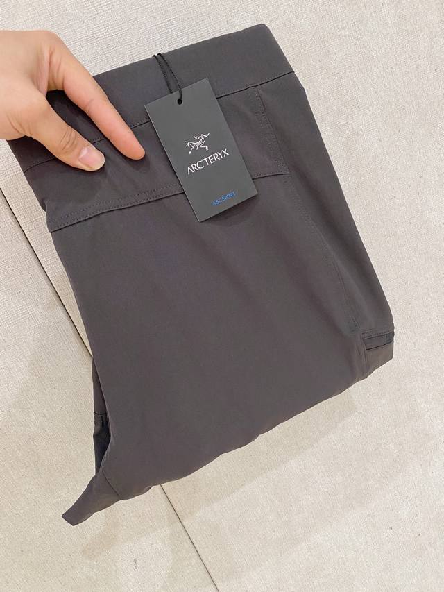 始祖鸟高版本新款裤子 刺绣 新款休闲裤卫裤，裤身上刺绣标志性品牌标识，客供定制品牌刻印五金配件，彰显品牌格调，100%进口面料精心打造，柔软舒适透气，时尚休闲单