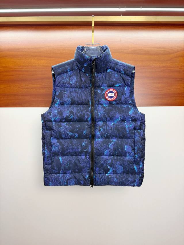 加拿大鹅 Canada Goose 秋冬新款羽绒马甲 搭配毛衣 卫衣 保暖同时毫无束缚感 采用国标95白鸭绒 轻薄飘逸 给你全方位的温暖！ 上身颜值更有水准的洋