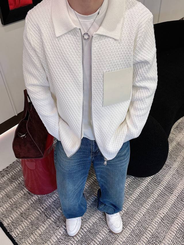 Loewe罗意威25Sanagram提花拉链针织衫，羊毛混纺面料.衣身低调却超有辨识度，立体纹理太酷了左胸 Anagram压印皮革贴饰+银色拉链，细节满分计。高