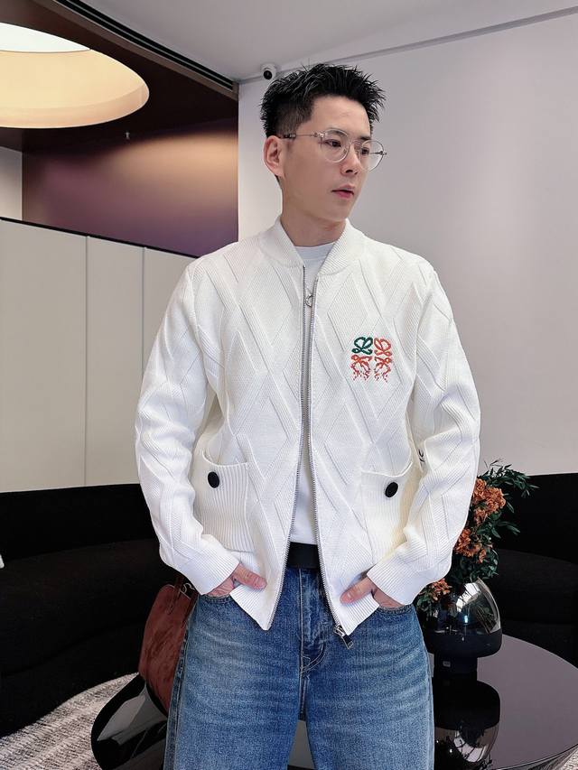 Loewe 爆款 2025秋冬 高级定制 都市风十足 加厚款开衫毛衣。 采用进口羊毛混纺面料 柔软细腻 男人的衣柜都少不了基础款，随时随地都可以拿来搭配各种服饰