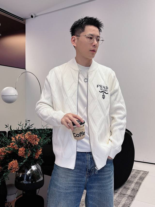 prad 爆款 2025秋冬 高级定制 都市风十足 加厚款开衫毛衣。 采用进口羊毛混纺面料 柔软细腻 男人的衣柜都少不了基础款，随时随地都可以拿来搭配各种服饰