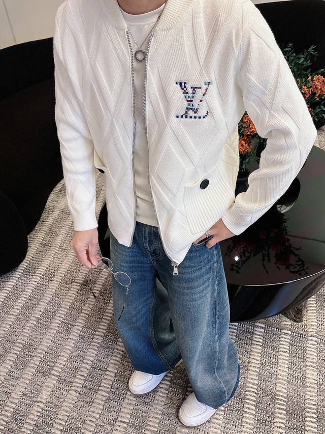 Louis Vuitton 拉链羊毛夹克驴牌拉链毛衣夹克，羊毛混纺面料.柔软针织材质，穿着超舒适又保暖~经典Monogram老花+几何菱格纹理，辨识度满分码数：