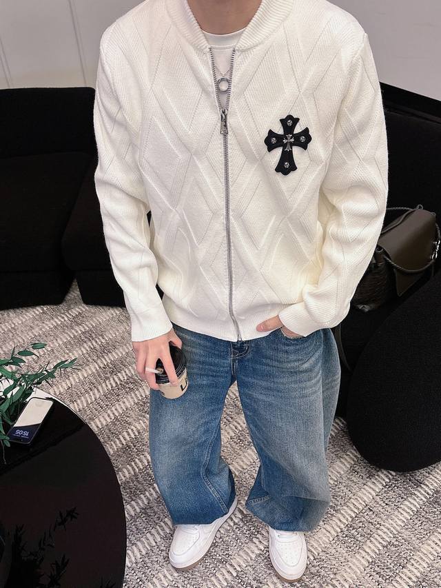 克罗心 爆款 2025秋冬 高级定制 都市风十足 加厚款开衫毛衣。 采用进口羊毛混纺面料 柔软细腻 男人的衣柜都少不了基础款，随时随地都可以拿来搭配各种服饰 满