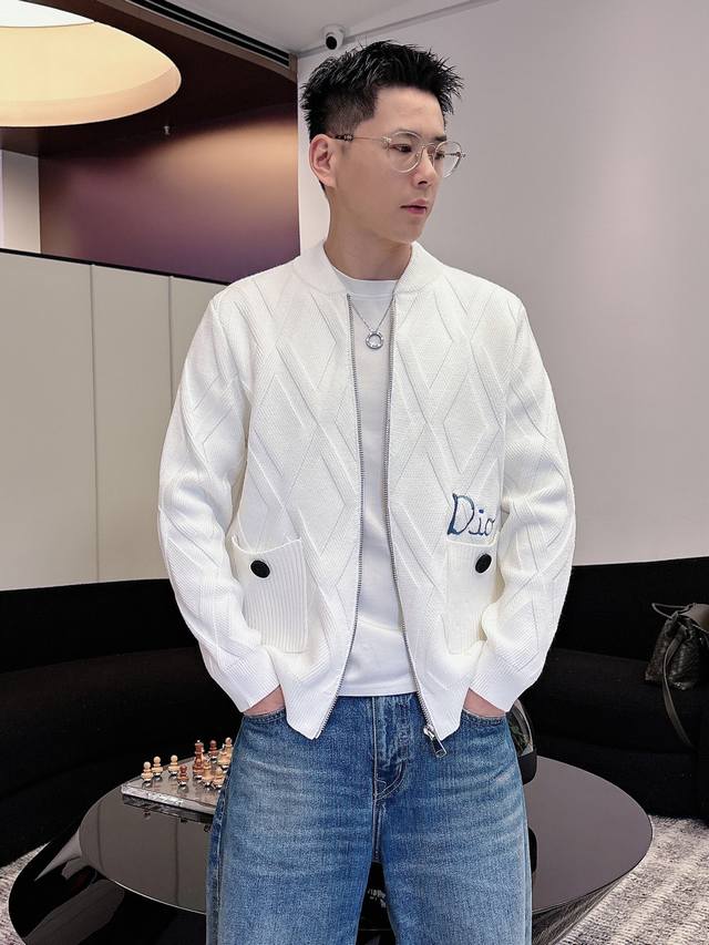 Dior 爆款 2025秋冬 高级定制 都市风十足 加厚款开衫毛衣。 采用进口羊毛混纺面料 柔软细腻 男人的衣柜都少不了基础款，随时随地都可以拿来搭配各种服饰