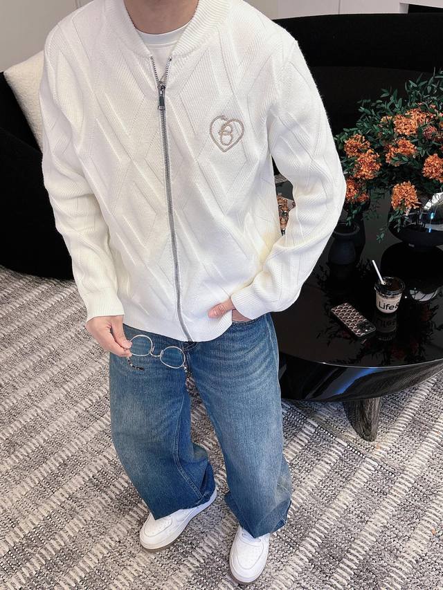 Bbr25S巴宝莉款黑色菱格羊毛外套经典棒球领+拉链设计，休闲又时髦颜色：黑色.白色.码数：M-3Xl 175 140斤建议L