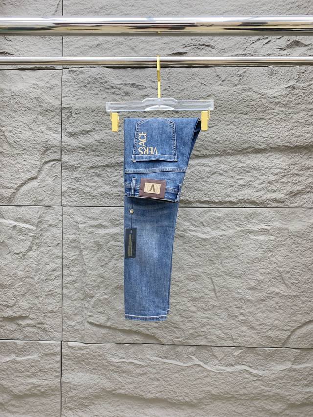范思哲 新品 高端独家发售 25Ss四季款超燃炸街系列之最牛仔裤 独家隆重推出 原版定制高端品质面料 定制五金版型修身剪裁 面料带弹力 微弹上身舒适度超高 必爆