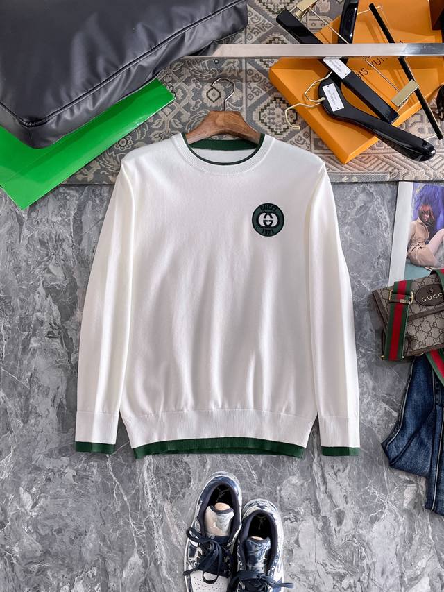 Gucci 圆领毛衣，采用羊毛混纺纱线，保暖性佳，蓬松柔软，加倍呵护肌肤，给你轻如无物的穿着感体验。高品质天然纤维，保障高品质生活。整件采用净色单面工艺，合体留