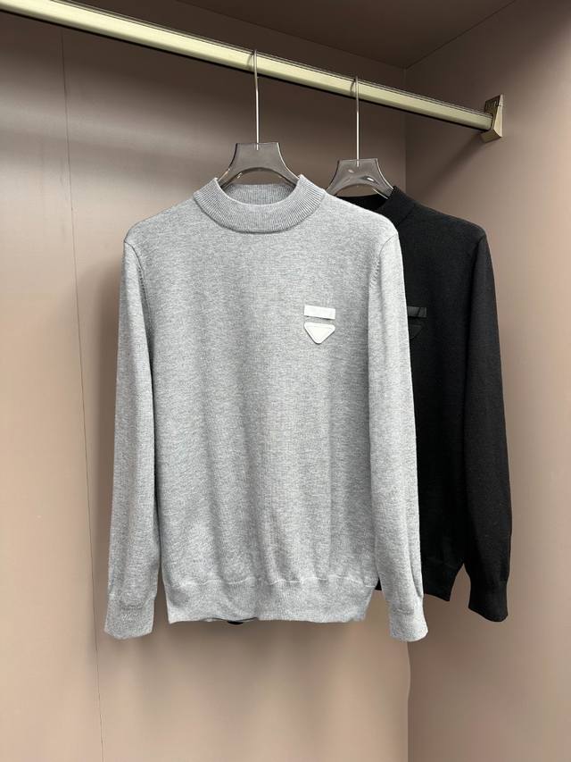 新品 贸易公司渠道货.2025秋冬新款pr*Da三角标标识男士商务休闲半高领纯羊毛衫毛衣.客供100%墨尔本甄选的优质羊毛，面料形态非常特殊，意大利百年工坊定染