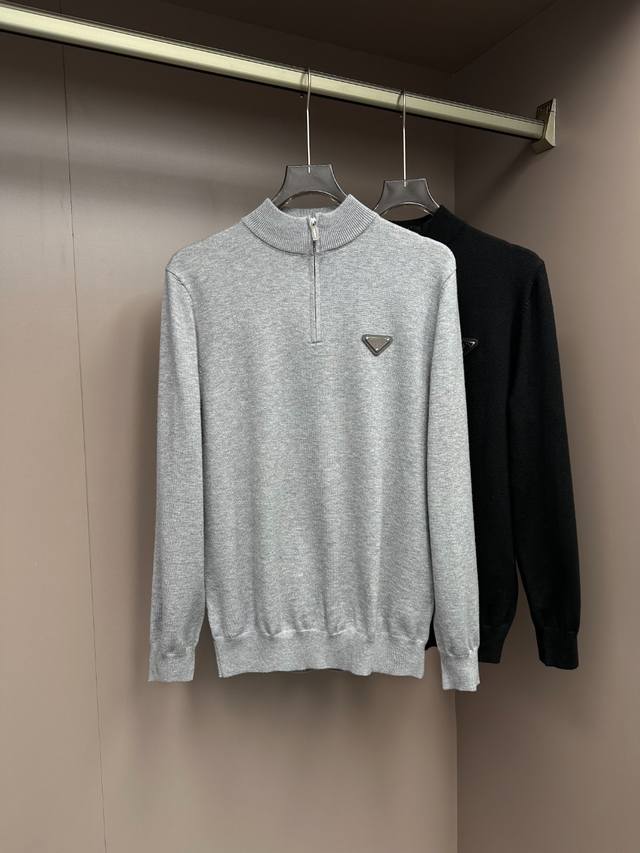 新品 贸易公司渠道货.2025秋冬新款pr*Da Milano徽章标识男士商务休闲拉链半高领纯羊毛衫毛衣.客供100%墨尔本甄选的优质羊毛，面料形态非常特殊，意