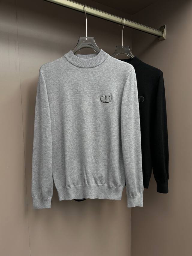 新品 香港洋行渠道货，重磅高端臻品，2025秋冬新款Cd Icon立体刺绣徽章标识男士商务休闲高端半高领羊毛毛衣 羊毛衫。整体的设计风格有着强烈的标签，胸前刺配