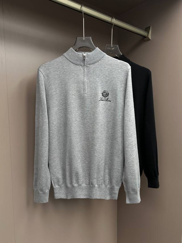 新品 香港洋行渠道货，重磅高端臻品，2025秋冬新款Lo*O pi*Na刺绣标识男士商务休闲高端拉链半高领羊毛毛衣 羊毛衫。整体的设计风格有着强烈的标签，衣身胸