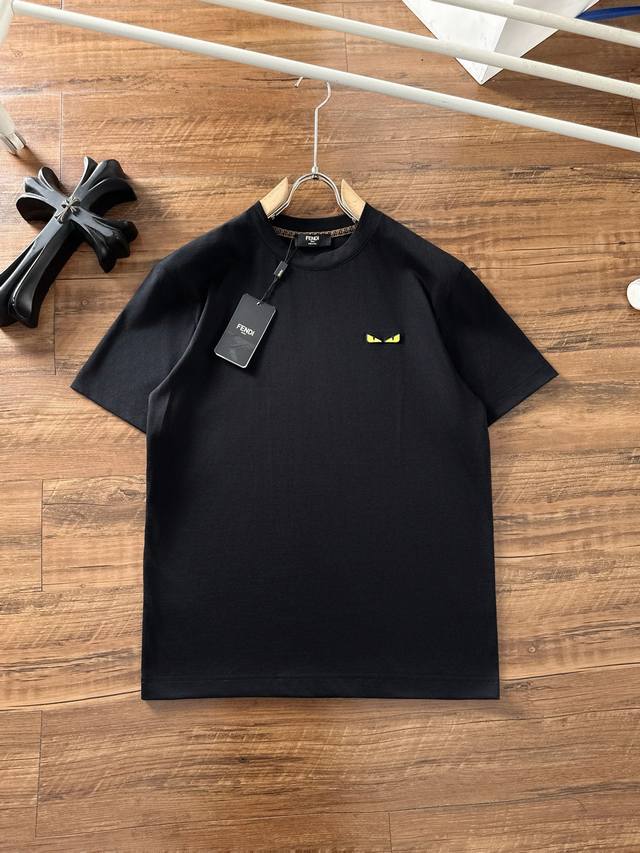 Fendi 芬迪 2026Ss春夏新款棉质圆领短袖T恤 胸小怪兽眼睛标识 顶级丝光棉面料定制 标准版型 黑 白 灰 蓝 四色 男女同款 码数：S M L Xl