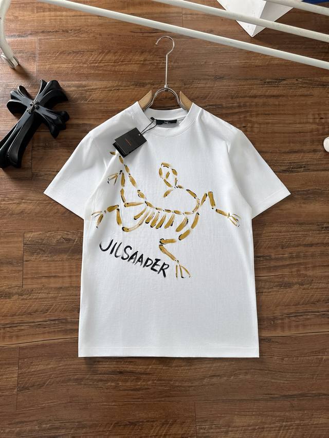 始祖鸟 2026Ss春夏新款棉质圆领短袖T恤 胸前手绘涂鸦工艺 顶级丝光棉面料定制 标准版型 黑 白 两色 男女同款 码数：S M L Xl Xxl